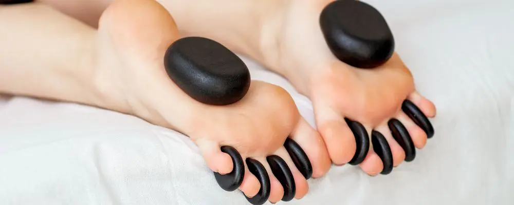 Hot stone massage på fødderne - massage hot stone